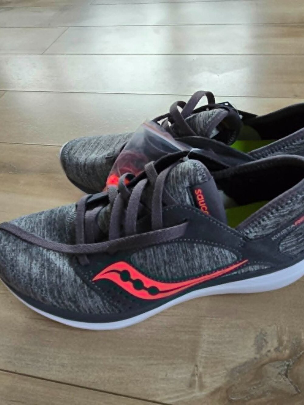 NWT Saucony Kineta Relay Women’s 8 Heathered Grey Pink Running Shoes Sneakers